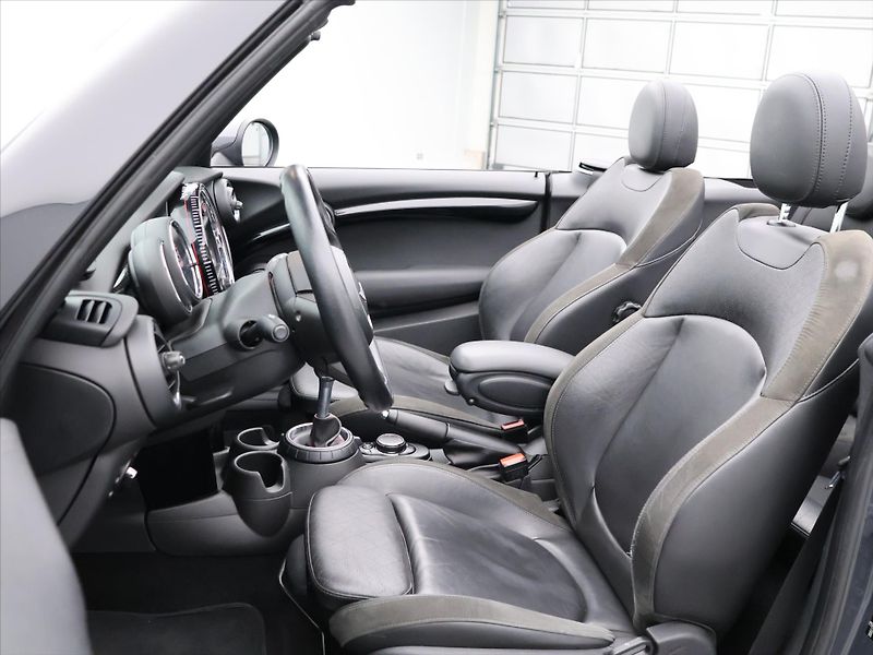 Mini Cooper 2,0 i JCW 170kW Cabrio Manual - fotka 19 z 39