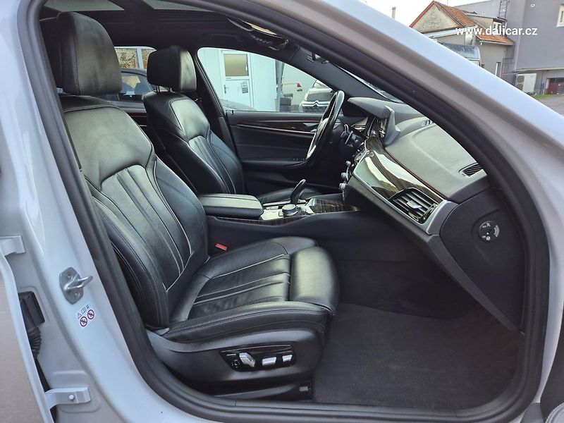 BMW Řada 5 (2017) 530d 195KW xDRIVE MSPORT Line - fotka 39 z 50