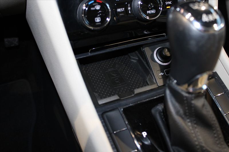Škoda Superb TDi DSG 4x4 Style Combi - fotka 25 z 34