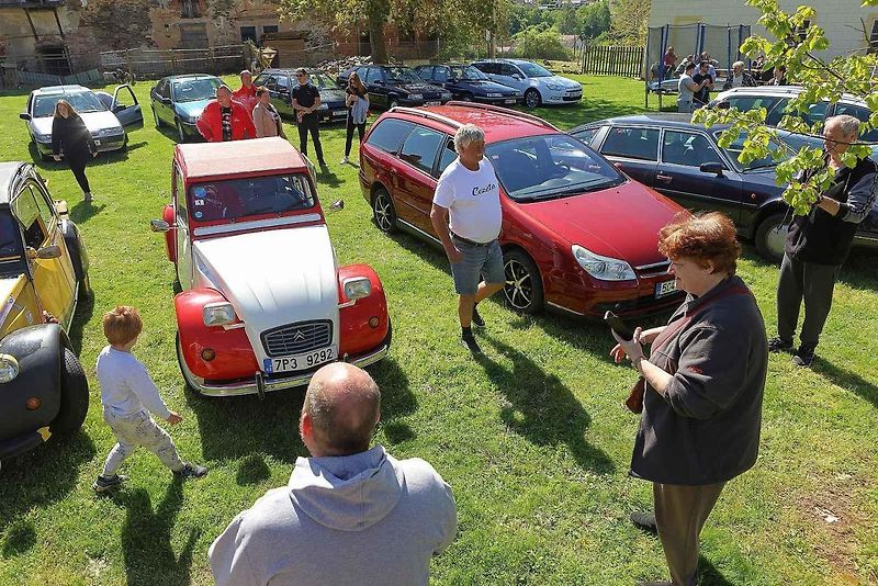 Jarní koulení - sraz automobilů a příznivců značky Citroën na zámku ve Svojšíně na Tachovsku.