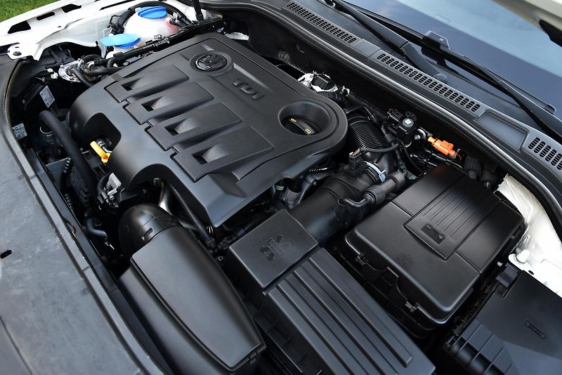 Škoda Superb 2.0 TDi CR,NAVI,VÝHŘEV,XENONY - fotka 44 z 45