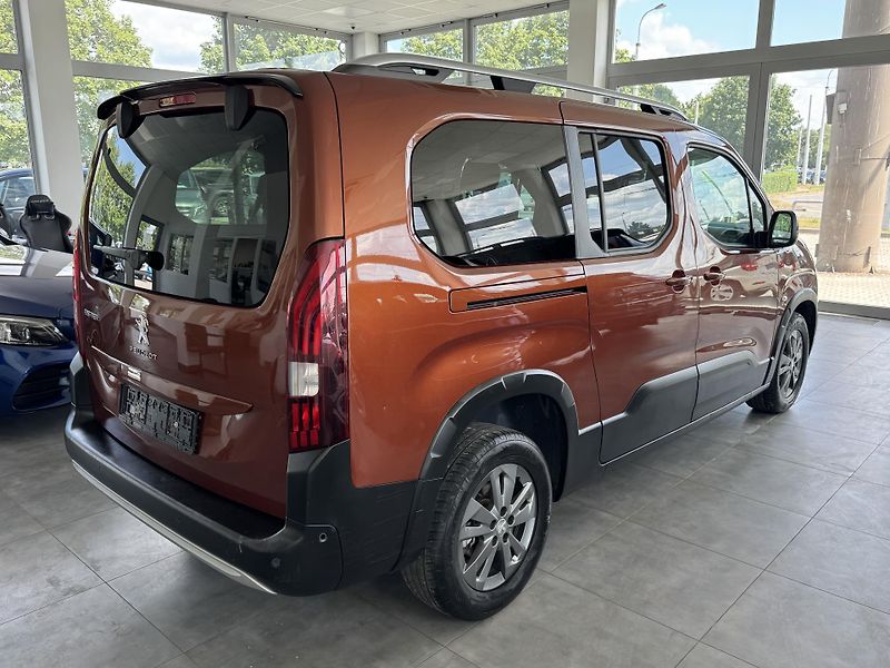 Peugeot Rifter (2022) 1,2 Aut. Allure Pack 7.Míst L2 - fotka 7 z 25