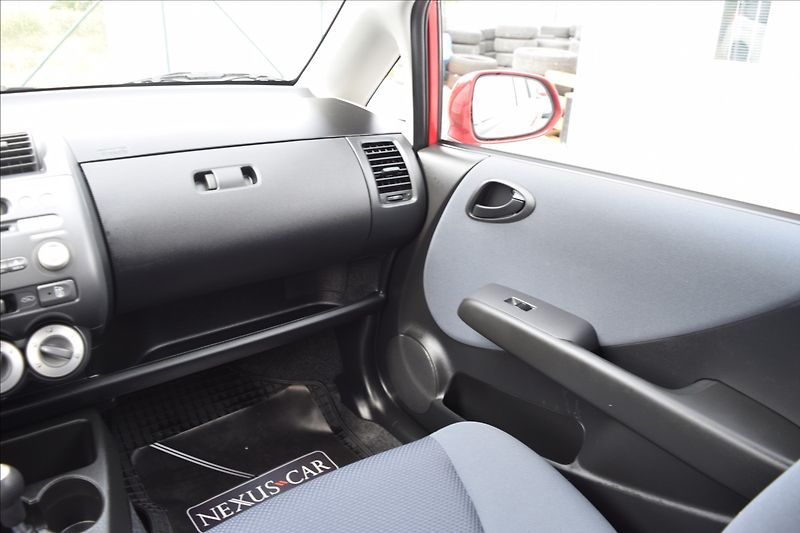Honda Jazz 1,3 i 57KW NOVÁ STK BEZ KOROZE - fotka 32 z 45