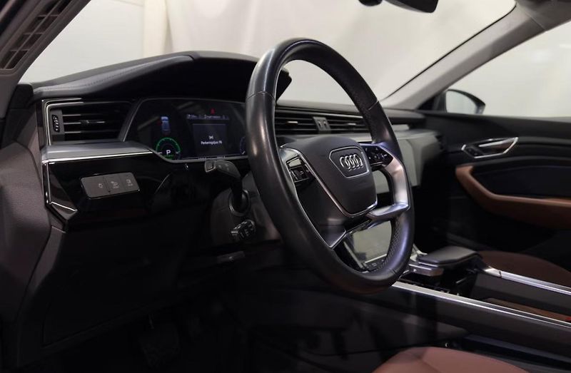 Audi Q8 e-tron 50 Q SoH 95% 360Kam Vzduch LED - fotka 9 z 26