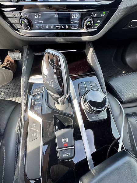 BMW Řada 5 M550i xDrive nez.topení  - fotka 23 z 34