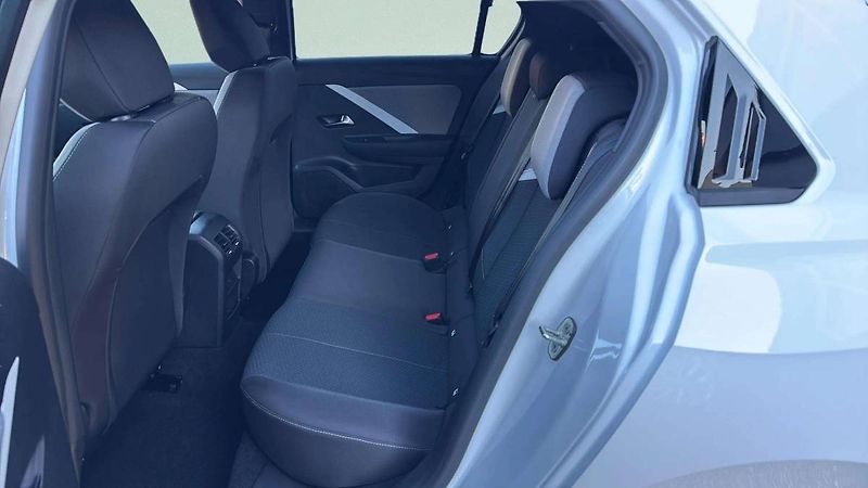 Opel Astra Edition HB 1.2 TURBO (96kW/130 - fotka 18 z 23