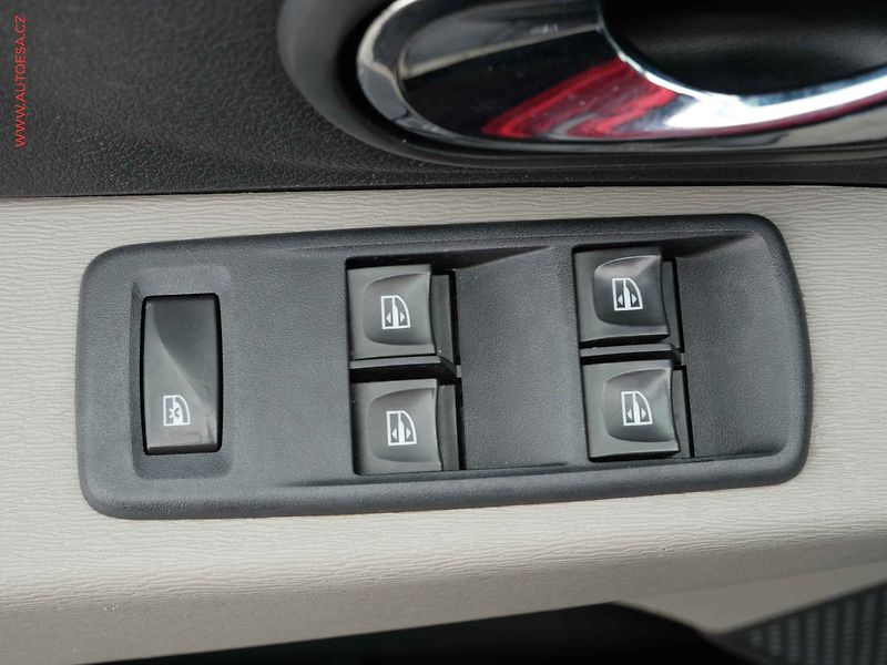 Dacia Lodgy (2014) 1.2 i, ČR, AC, TZ, park.asist - fotka 14 z 21