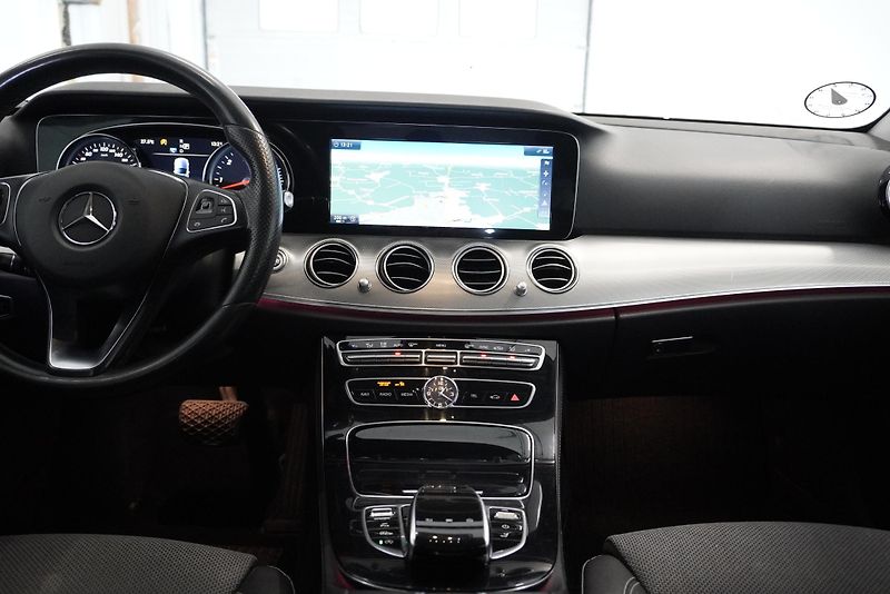 Mercedes-Benz Třídy E 3,0D V6 AUTOMAT - fotka 22 z 27
