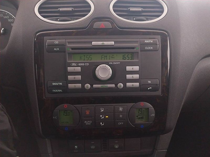 Ford Focus (2006) Ghia 1.6 16V, slušný stav - fotka 12 z 20