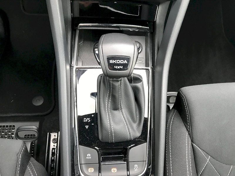 Škoda Karoq (2026) SPORTLINE 2,0 TDI 4X4 DSG - fotka 18 z 30
