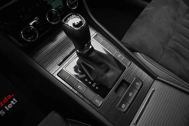 Škoda Superb 2,0 TDI 147 kW DSG 4x4 Style Z - fotka 22 z 30
