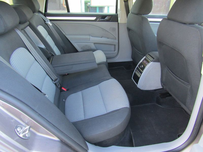 Škoda Superb (2011) 1.6 TDI 77kW ZIMNÍ PNEU - fotka 20 z 32