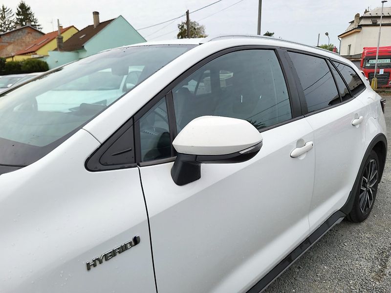 Toyota Corolla 2.0 Hybrid e-CVT 112kW Trek - fotka 35 z 46