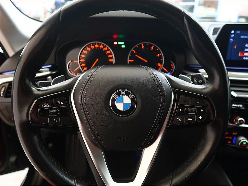BMW Řada 5 (2019) 520d xDrive, 4X4, Automat - fotka 16 z 19