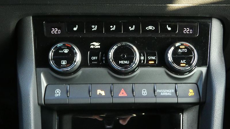 Škoda Karoq 1,5 TSI Sportline - fotka 17 z 23