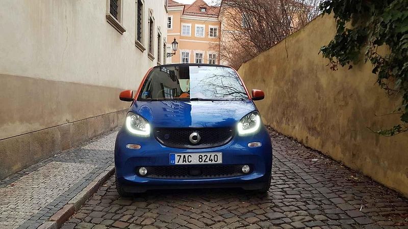 S elektrickým Smartem můžete za stovku zaparkovat i v centru Prahy. Jinde je ale tahle výhoda k ničemu.