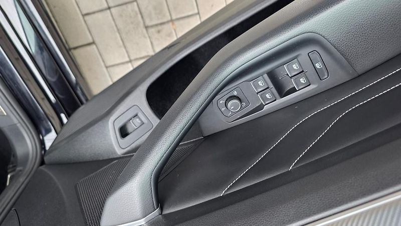 Volkswagen Passat (2023) 2.0 TDI 110kW DSG R-line - fotka 18 z 37