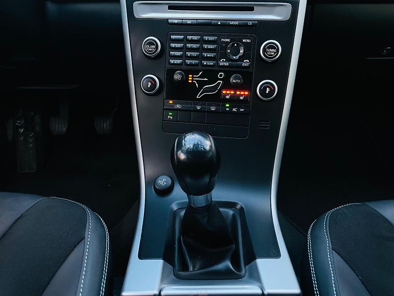 Volvo XC60 2.0D 5V MAN 1.MAJITEL SERVISKA - fotka 27 z 33