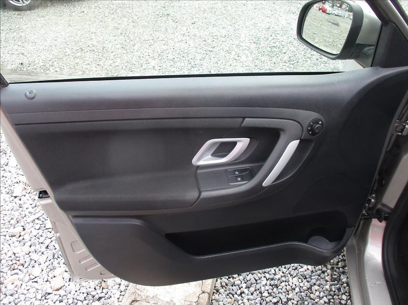 Škoda Fabia 1,4 i 16v,aut.klima,serv.kn. - fotka 12 z 37
