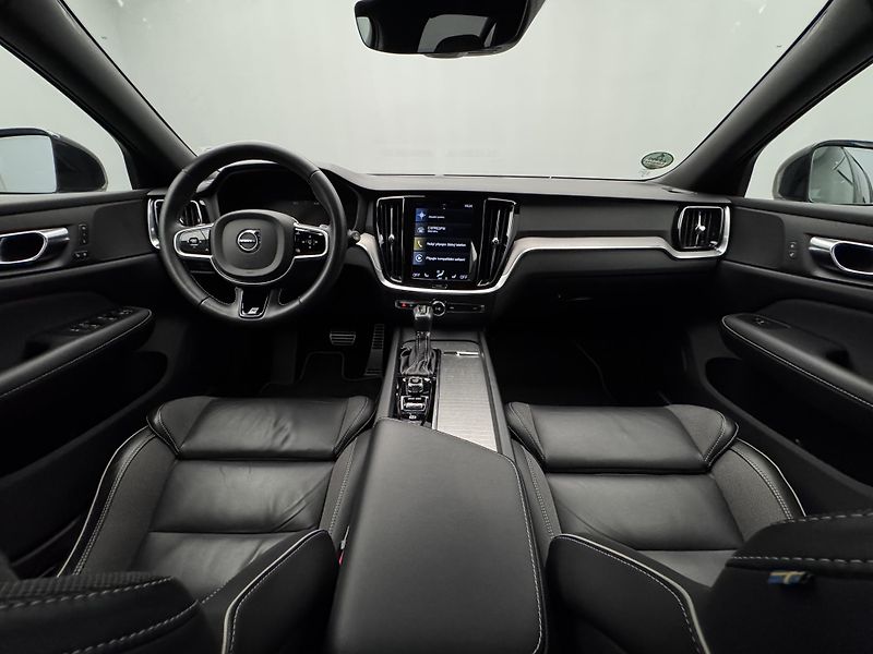 Volvo V60 T4 R-DESIGN AUT - fotka 2 z 47