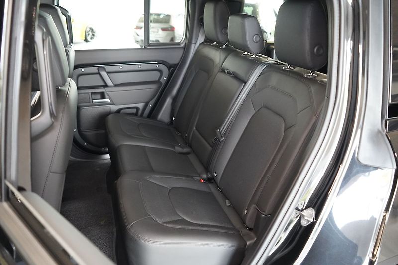 Land Rover Defender 110 D300 X-Dynamic SE - fotka 40 z 42