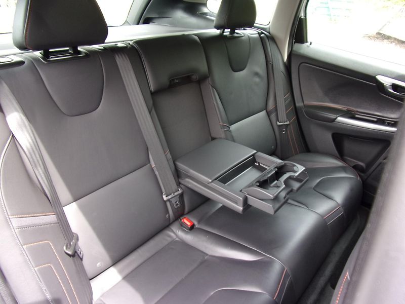 Volvo XC60 (2016) 2.0 D4 140kW OCEAN RACE KRÁSNÉ - fotka 20 z 27