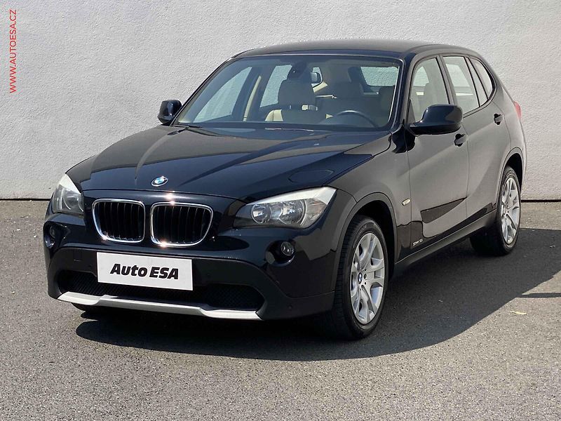 BMW X1 (2021) 2.0i sDrive18i, AC, výhřev - fotka 3 z 16