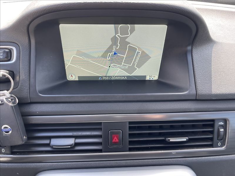 Volvo XC70 2,4 D5 Geartronic Momentum AWD - fotka 16 z 35