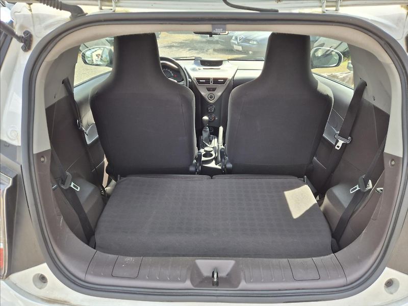 Toyota iQ 1,0 i 50Kw Klima Webasto ALU - fotka 14 z 26
