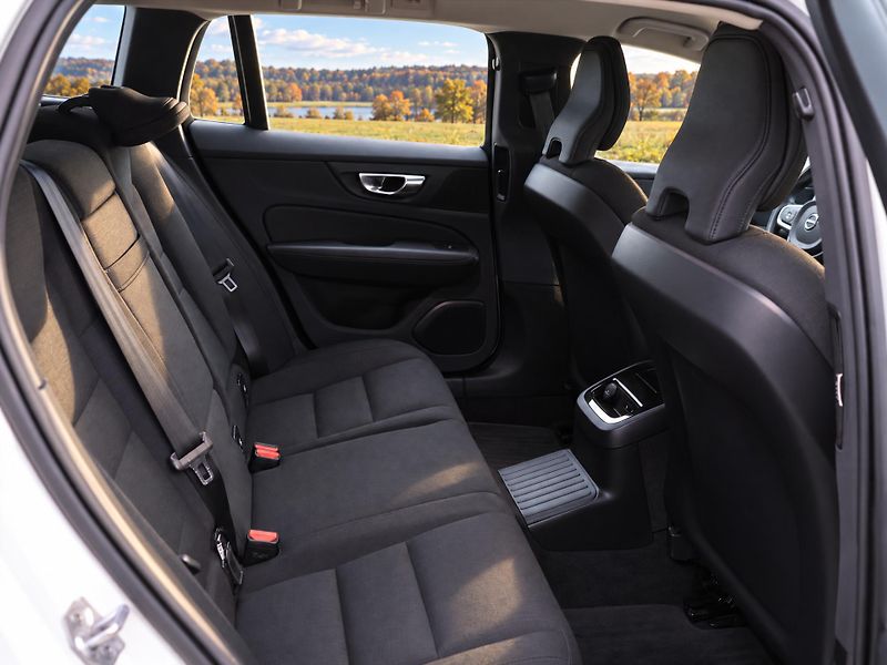 Volvo V60 2,0 B5 AWD Momentum Pro AT DPH - fotka 13 z 22