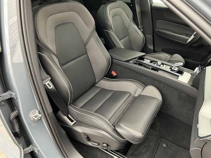 Volvo XC60 2.0 B4 4x4 ULTIMATE - fotka 13 z 31