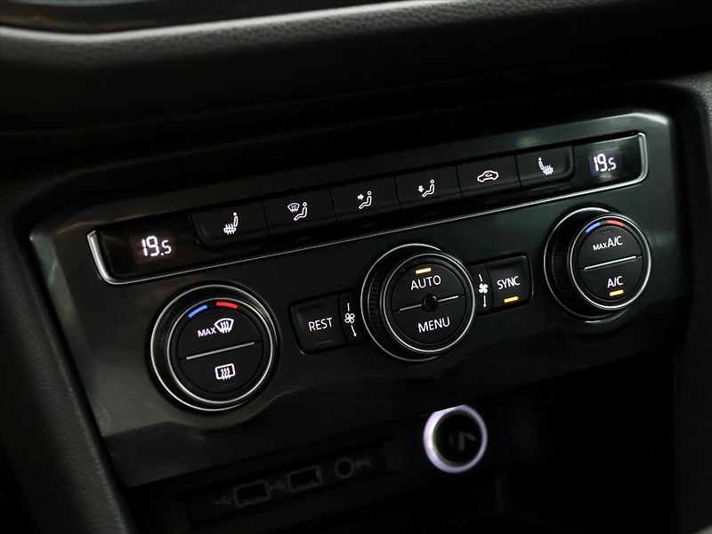 Volkswagen Tiguan 1,5 TSI 110kW LED Virtual Navi - fotka 27 z 39