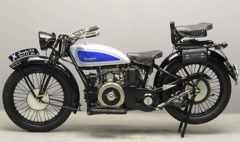 Motocykl Douglas W z roku 1917 byl k vidění na letošním, již 8. srazu historických vozidel v Litvínově na Loučkách.