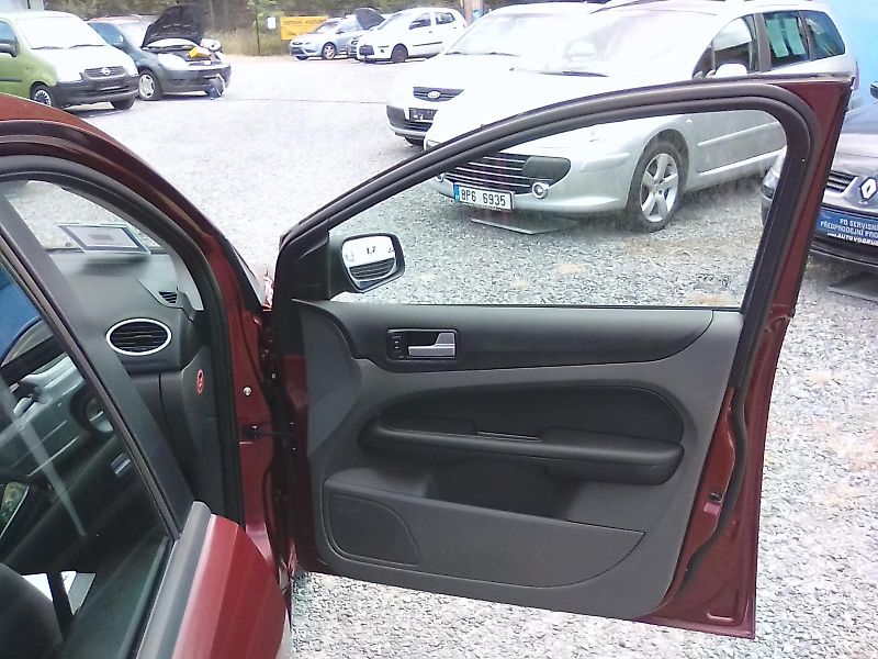 Ford Focus (2005) 2.0i 16V combi, 2majitel - fotka 22 z 30