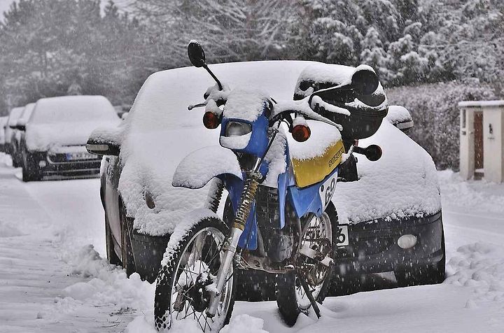Většina majitelů motorek u nás uloží své jednostopé miláčky k zimnímu spánku.