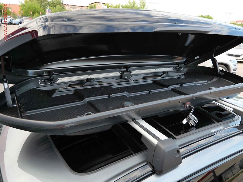 Volvo XC60 (2019) 2.0 D 4x4, R-design, AT, LED - fotka 23 z 24