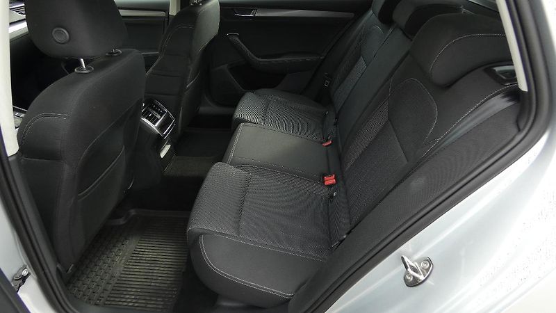 Škoda Superb Combi 2,0 TDI DSG Style - fotka 20 z 24