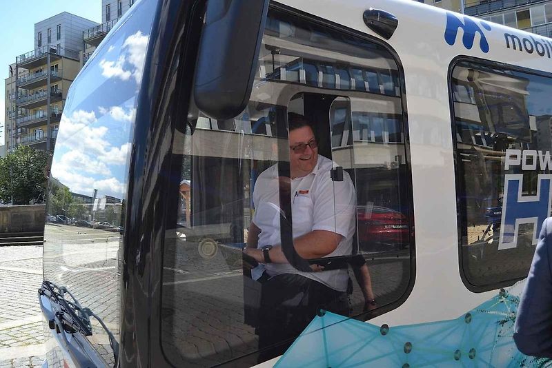Autobus na vodíkový pohon v Mostě. Pohled z přední strany.