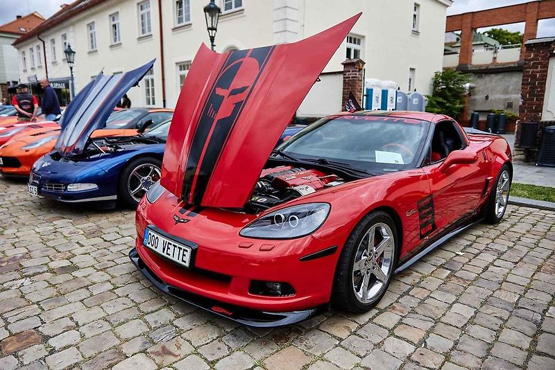 Americké automobily Corvette na 21. ročníku tradičního srazu v areálu Plzeňského Prazdroje.