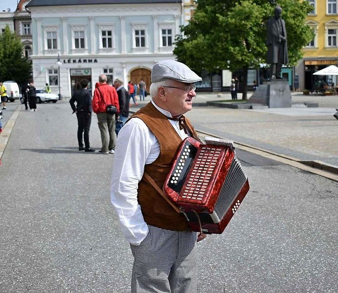 Nablýskané historické vozidla a motorky obsadily v neděli 19. května centrum Prostějova. 19.5. 2024