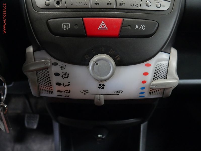 Toyota Aygo (2012) 1.0i, ČR, AC - fotka 13 z 13