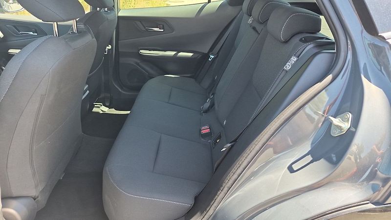 Toyota Prius 2.0PHEV Prestige Skyview - fotka 10 z 30