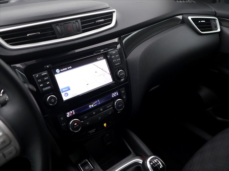 Nissan Qashqai 1,2 DIG-T 85 kW N-Connecta - fotka 18 z 31