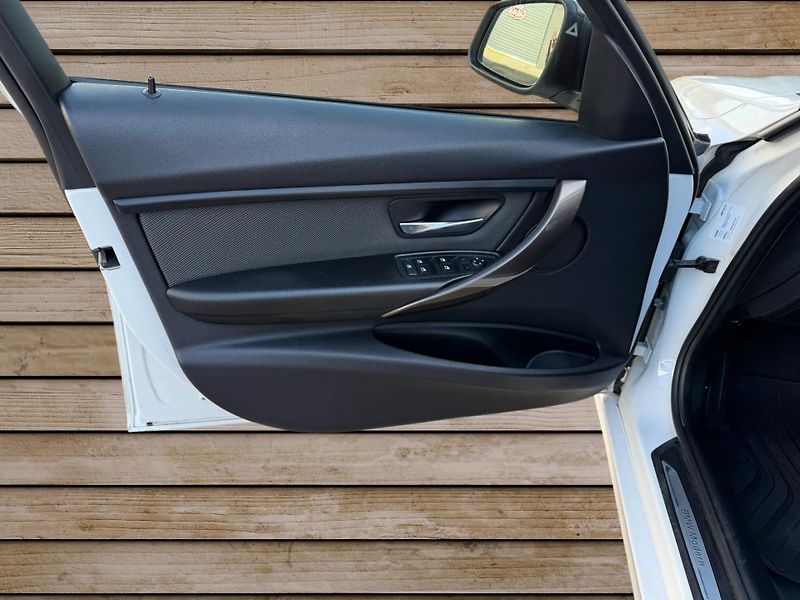 BMW Řada 3 (2014) + 335d + X-DRIVE + HEAD UP +  - fotka 16 z 24
