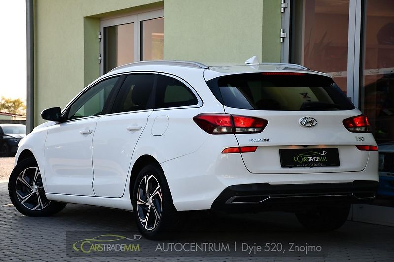 Hyundai i30 1.6CRDi NAVI KAMERA CARPLAY - fotka 3 z 48