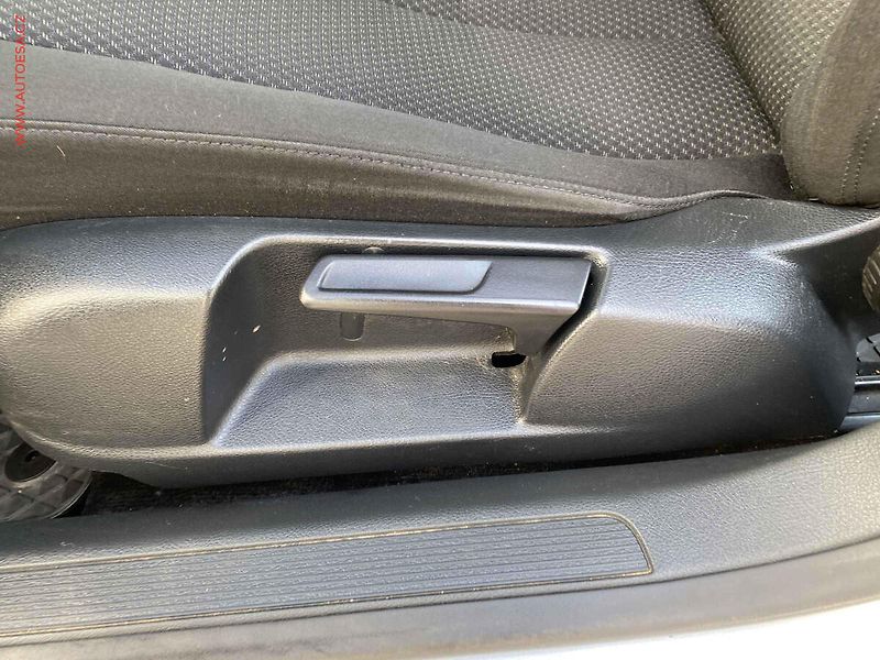 Volkswagen Passat (2008) 1.9TDi, autoAC - fotka 14 z 16