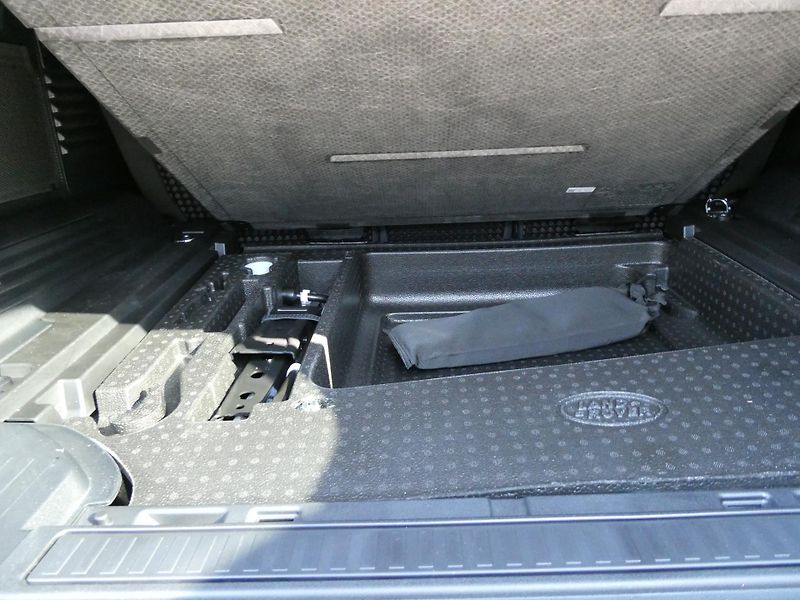 Land Rover Defender (2026) 110 3,0 X-Dynamic SE D350 - fotka 33 z 37