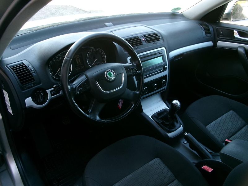 Škoda Octavia (2010) 2,0TDI 8V KLIMA VÝHŘEV TAŽNÉ - fotka 21 z 24