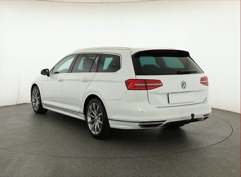 Volkswagen Passat (2018) R-Line 2.0 TDI, Automat, Kůže - fotka 4 z 21