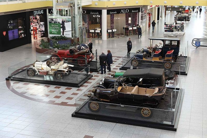 Desítkami historických aut značky Škoda se lze od čtvrtka kochat v obchodním centru Olympia v Brně. K vidění je třiadvacet aut, pět motocyklů a jízdní kolo.